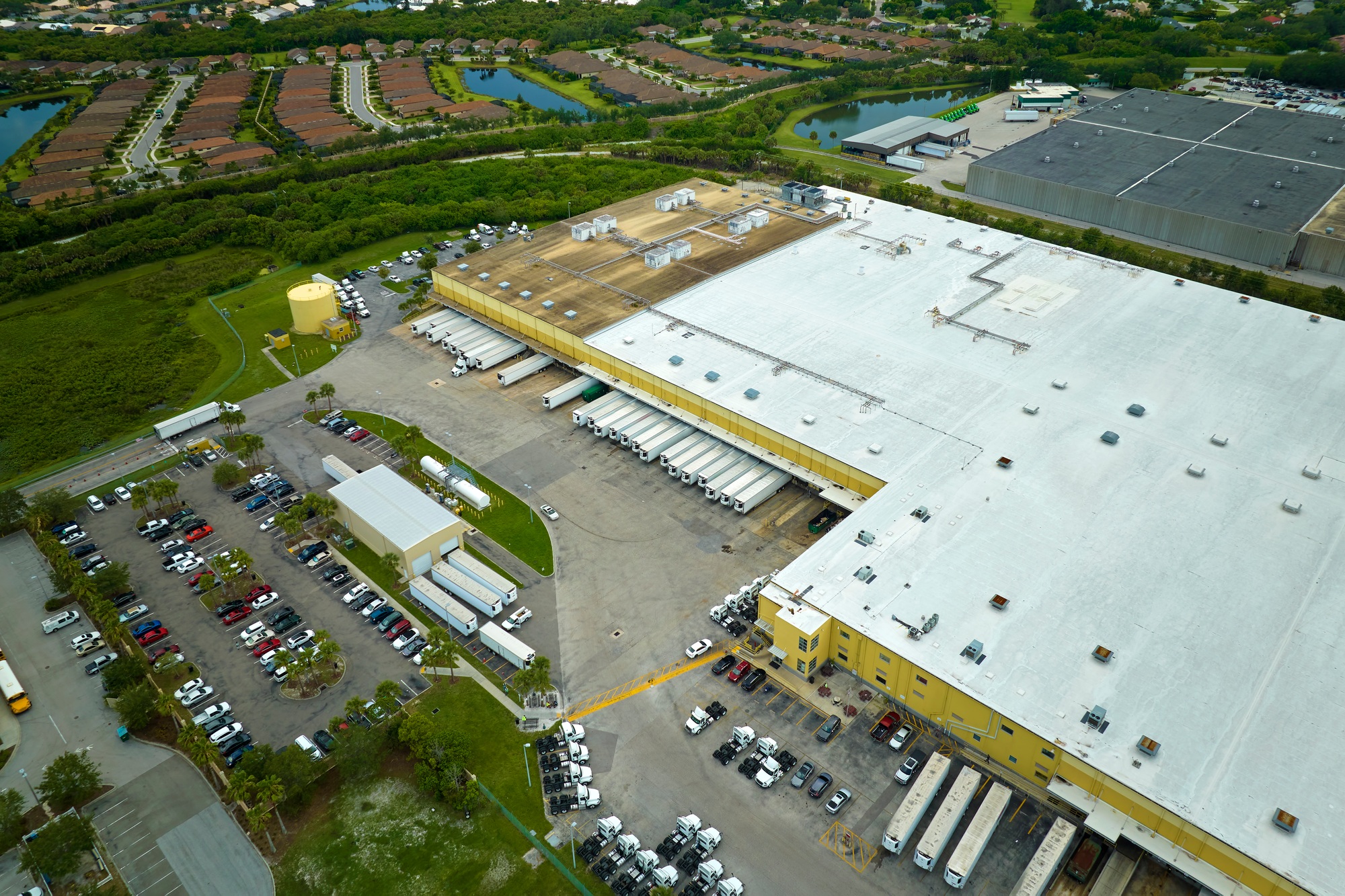 Almacenamiento de residuos peligrosos Chile - Bodega industrial con señalización